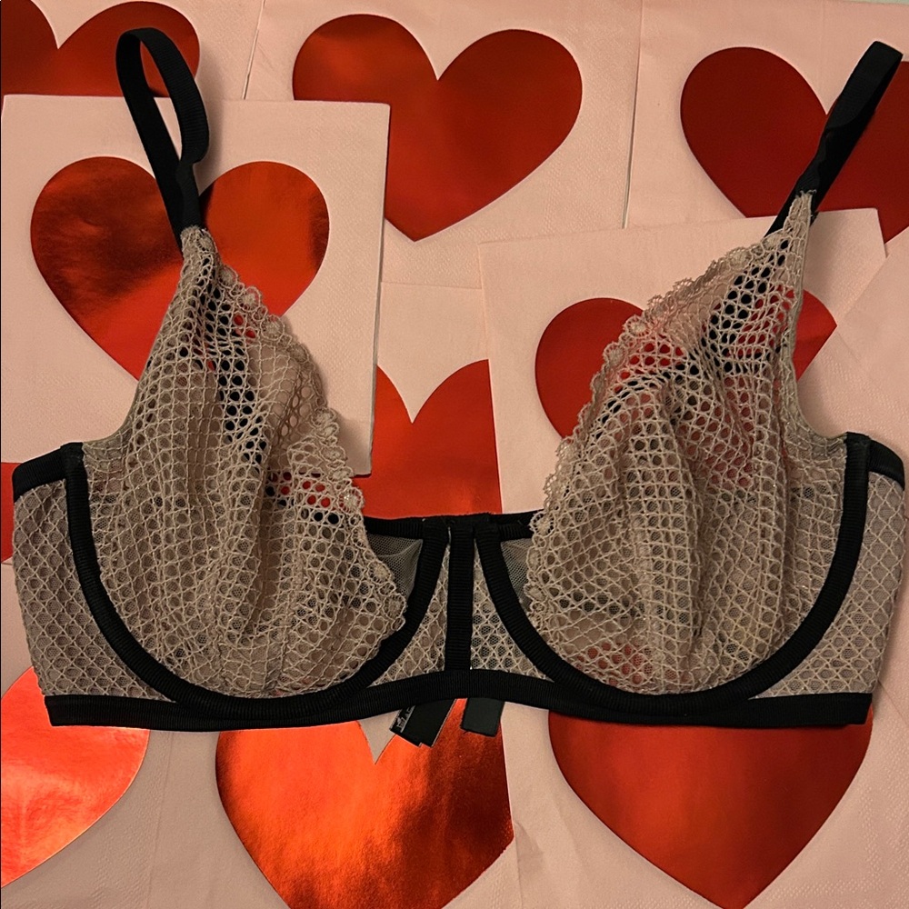 Victoria Secret Luxe Lace Mesh Bra in Black and Cream